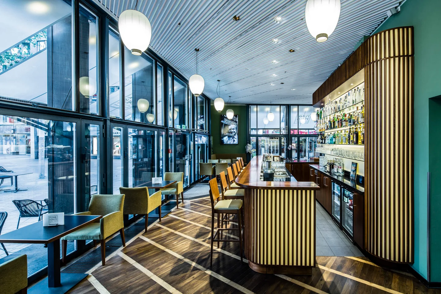 WDR-Funkhaus-Bar am Wallrafplatz in Köln im Stil der 50er Jahre. Restauriert und mit LED und moderner Lichtsteuerung ausgestattet.