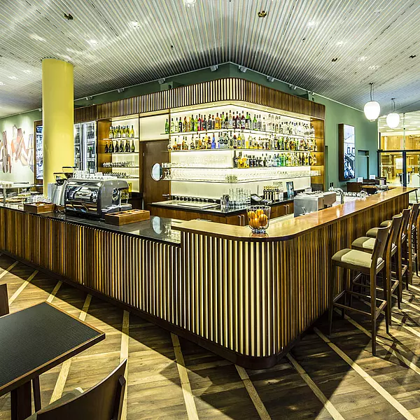 WDR-Funkhaus-Bar-Cafe am Wallrafplatz in Köln im Stil der 50er Jahre. Restauriert und mit LED und moderner Lichtsteuerung ausgestattet.