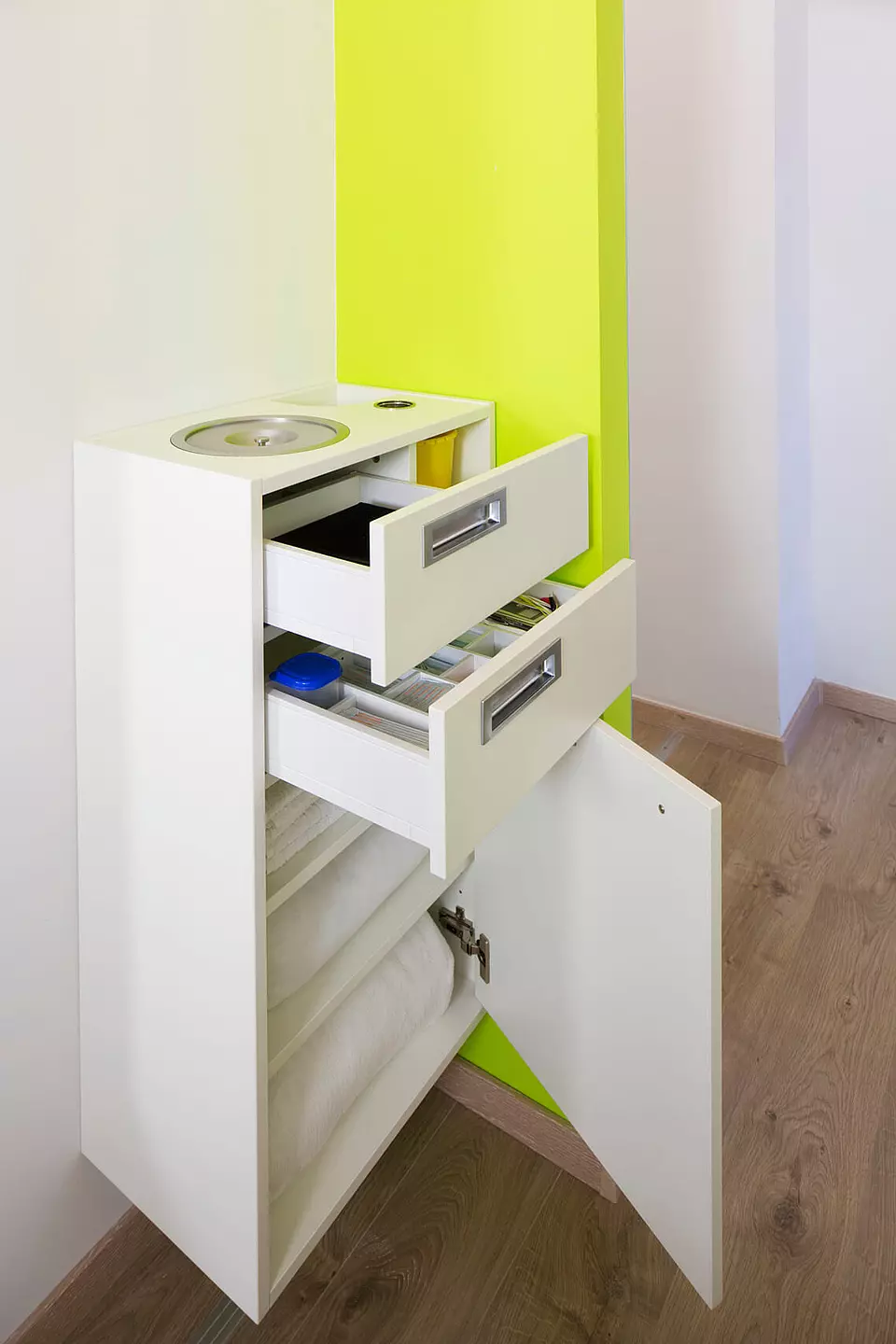 Spezialmöbel für Behandlungszimmer mit verschiedenen Aufbewahrungsfunktionen.