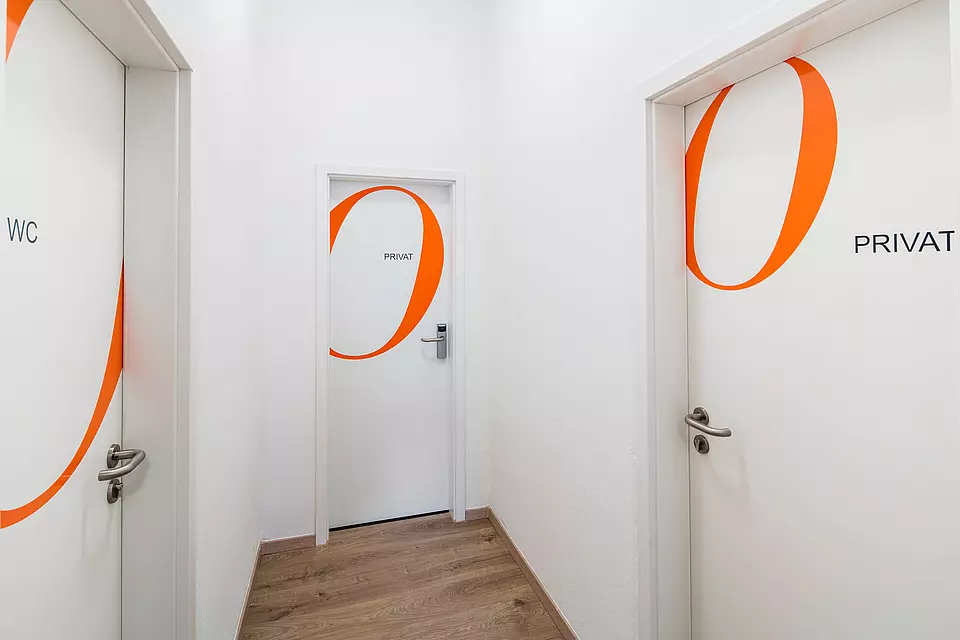 Corporate Design für den Praxisbereich, zentrales Gestaltungselement ist das orange Logo