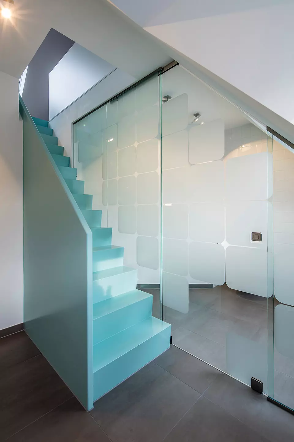 Treppe ins Dachgeschoss mit Glasschiebewand.