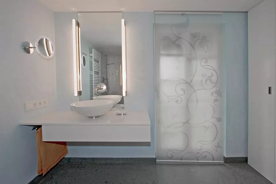 Badezimmerbereich mit Flächenvorhang.
