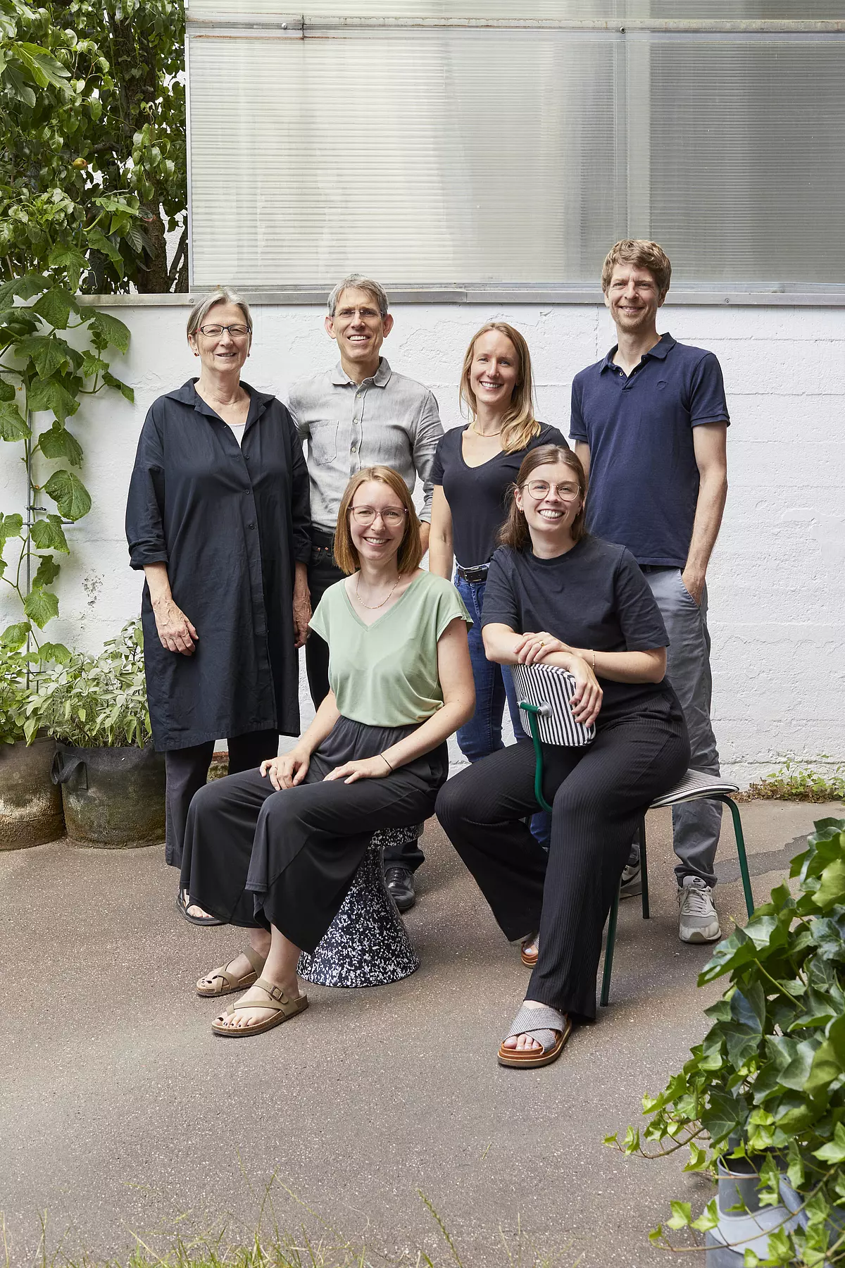 Das Team von raum.4 gemeinsam im Innenhof