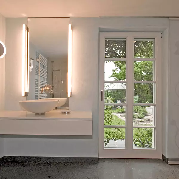 Badezimmer mit schöner Aussicht in den Garten.