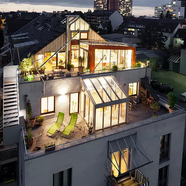 Wohnungsumbau mit neuem Wintergarten und Terrasse in der Großstadt.