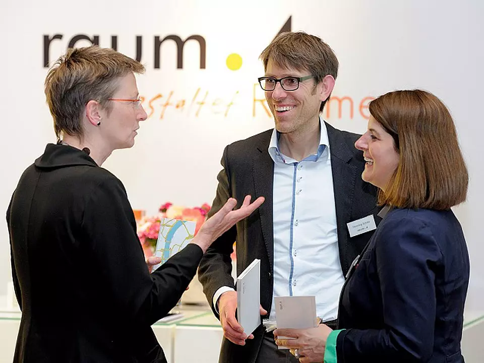 Gespraech mit Interessenten am Messestand.