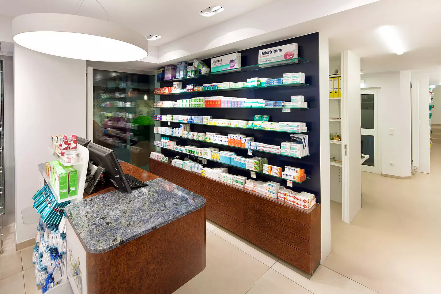 Wurzelholz furnierter Apothekenhandverkaufstisch mit hellblauer Natursteinauflagen.
