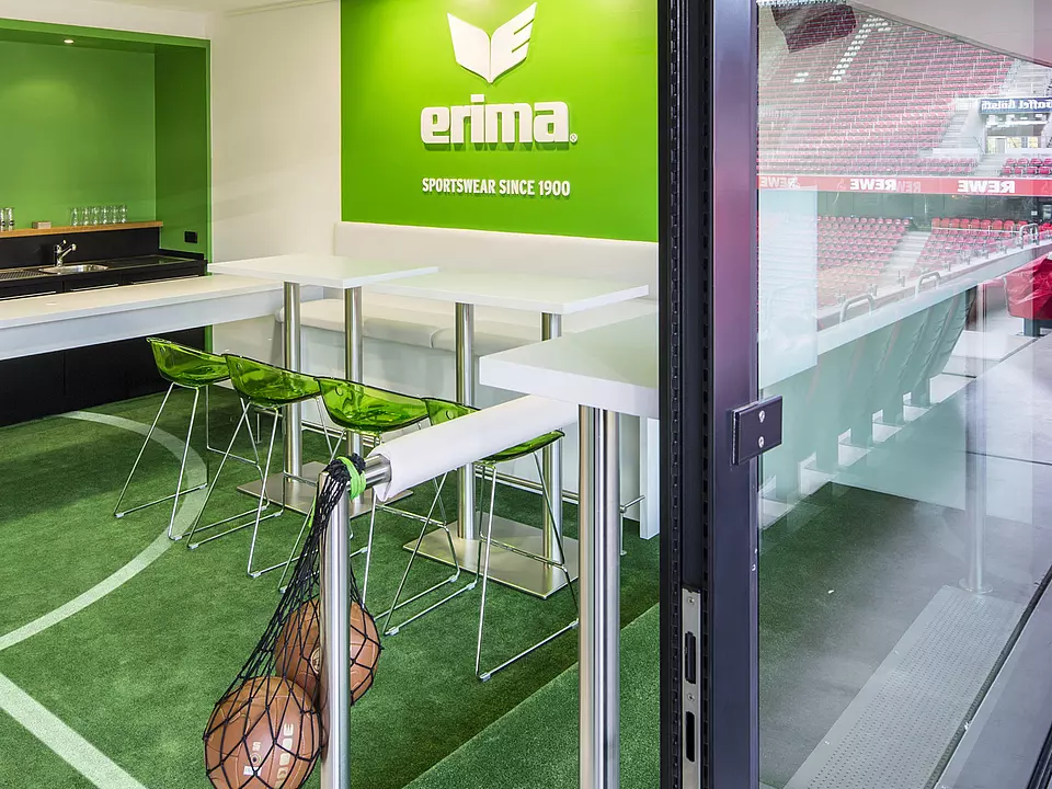 ERIMA-Loge im Rheinenergiestadion in frischen grünen Corporate-Design-Farben.