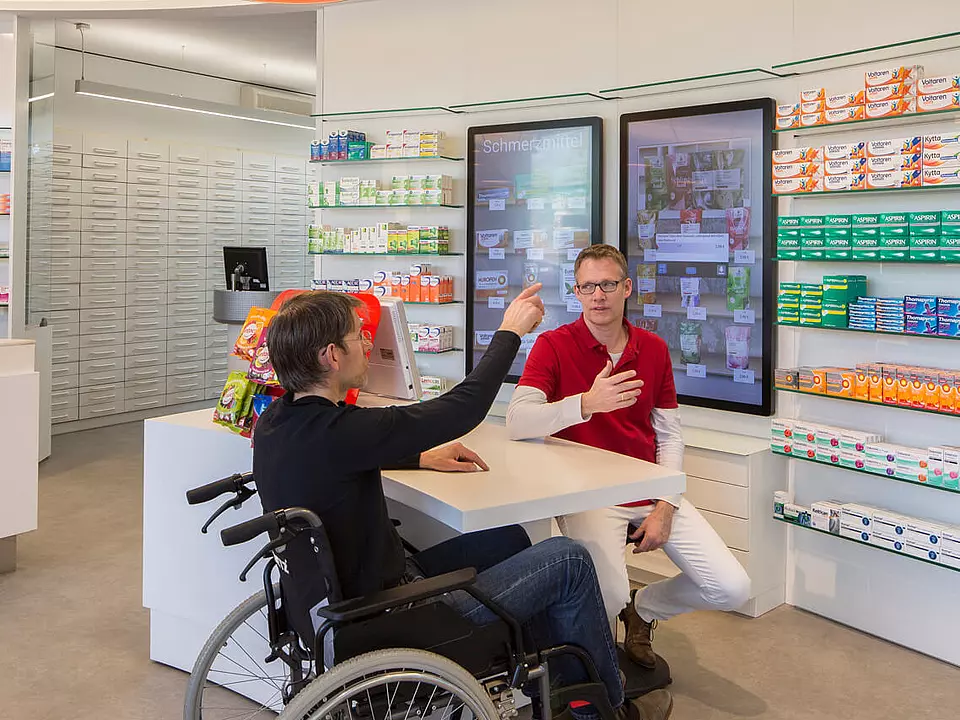 Höhenverstellbarer Handverkaufstisch in der Rathausapotheke. Ergonomisch und variabel. Tischhöhe 72 - 110 cm höhenverstellbar.