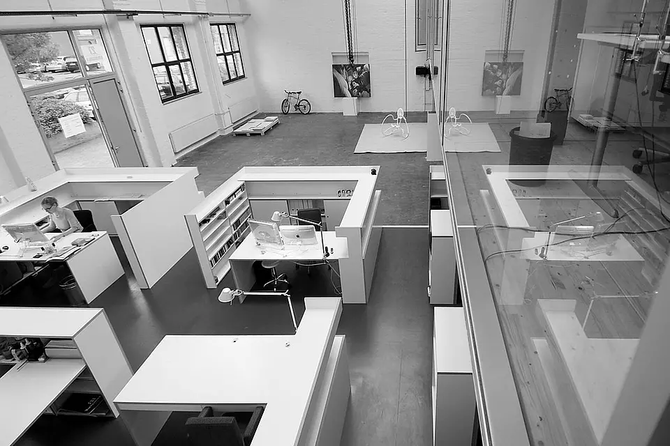 Büroinsel mit modularen Computerarbeitsplätzen. 