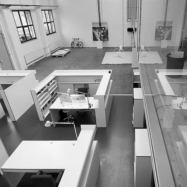 Büroinsel mit modularen Computerarbeitsplätzen. 