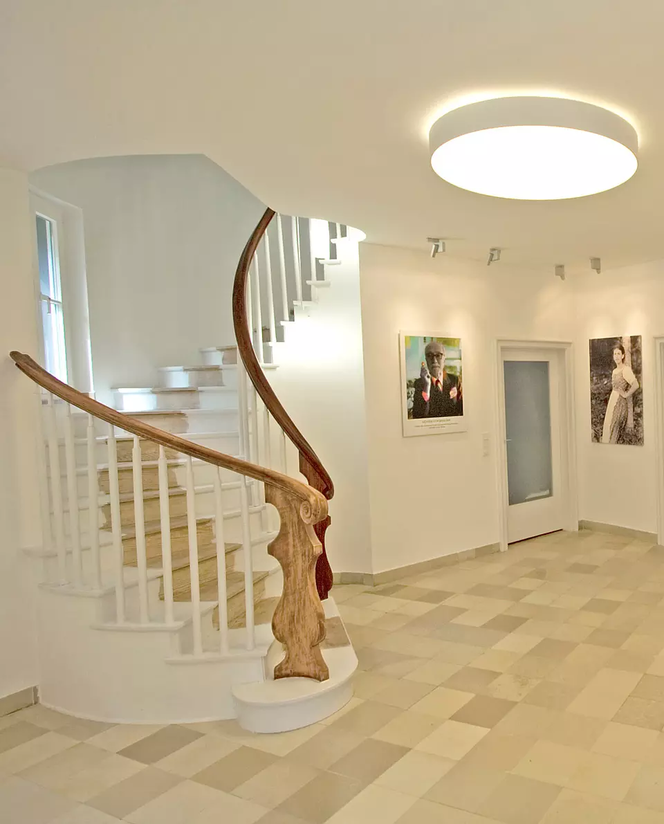Institutsfoyer und Treppenaufgang.