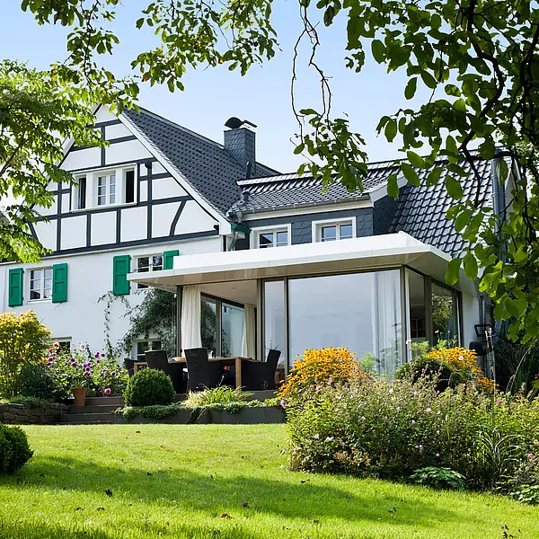 Moderner Anbau an ein bergisches Fachwerkhaus.