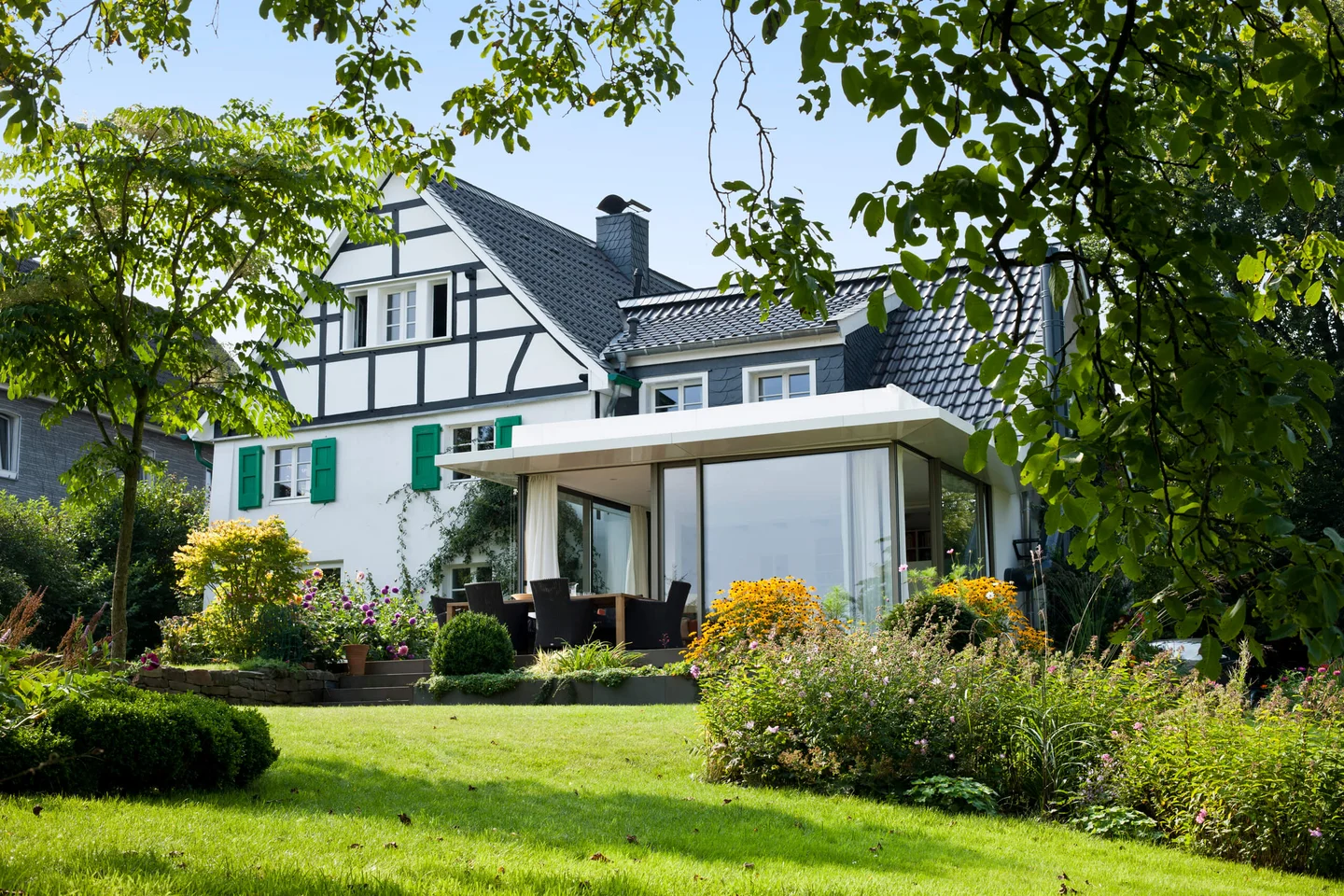 Moderner Anbau an ein bergisches Fachwerkhaus.