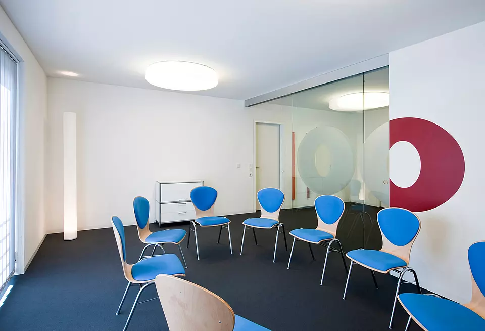 Seminarraum mit Glasschiebtüren.