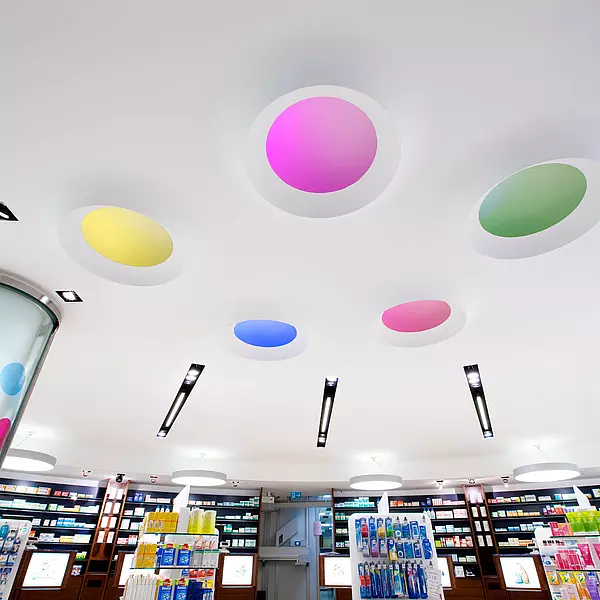 Zentral integrierte Lichtkuppeln mit modernen Lichtsteuerung.