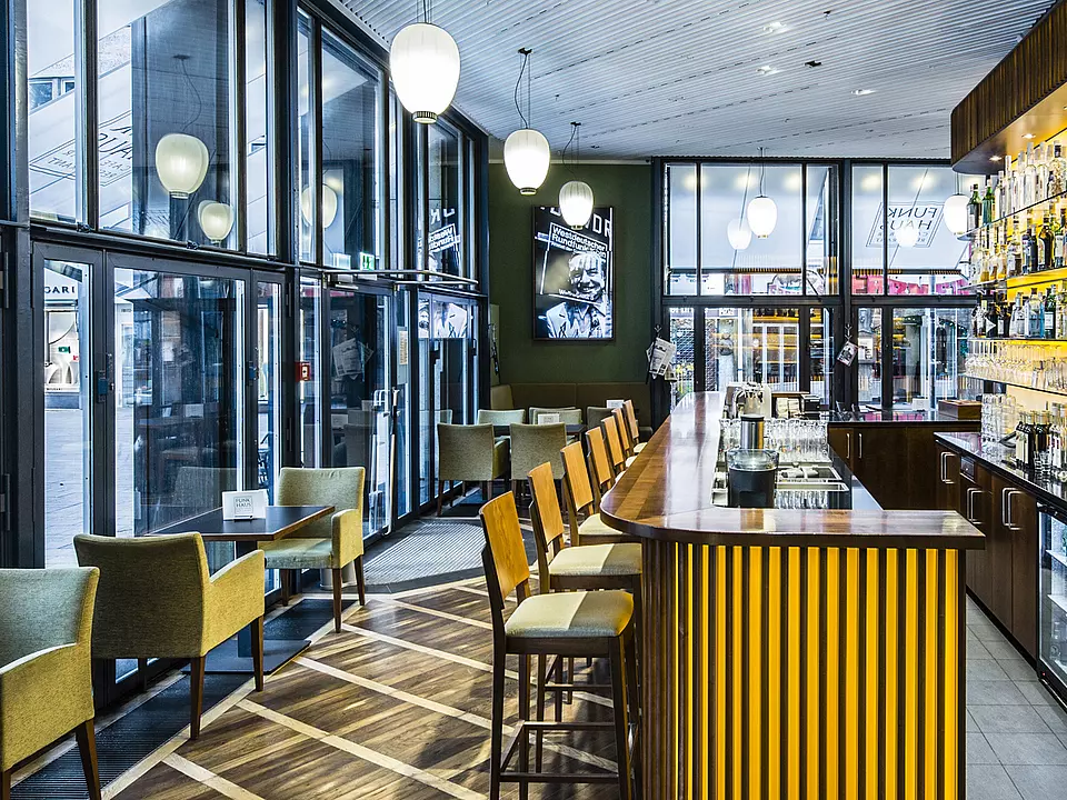 WDR-Funkhaus-Bar am Wallrafplatz in Köln im Stil der 50er Jahre. Restauriert und mit LED und moderner Lichtsteuerung ausgestattet.